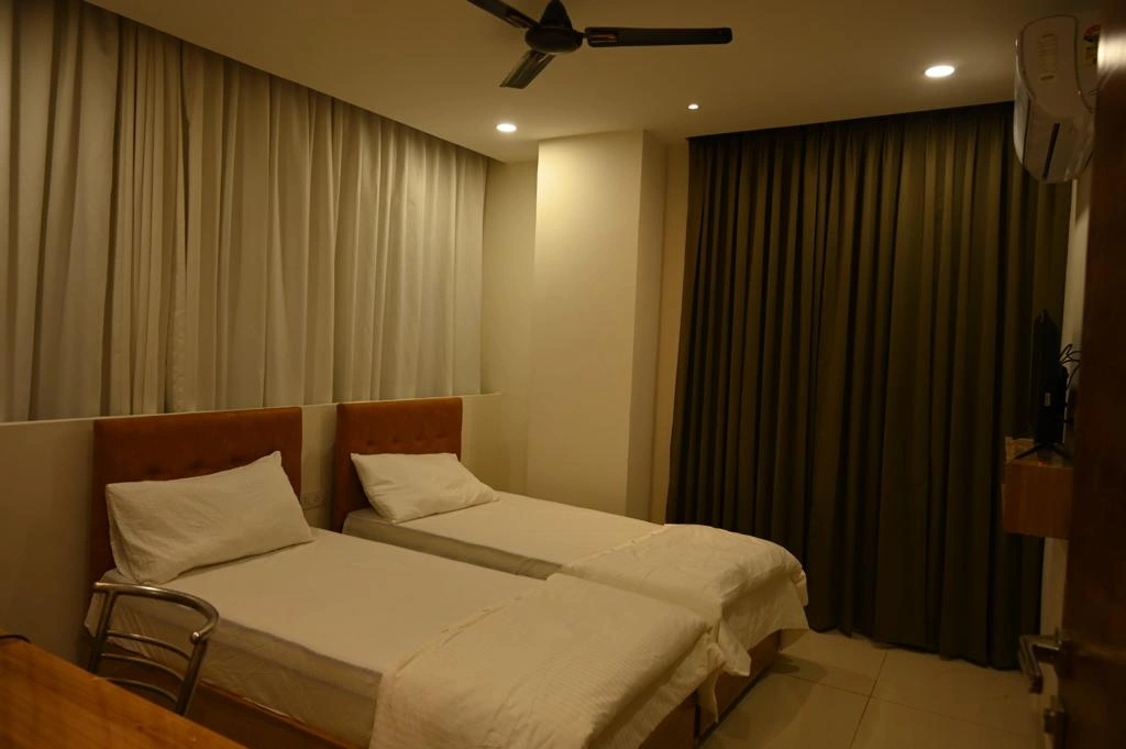 Comfortable Twin Bed Room at Hotel Hibiscus Tree